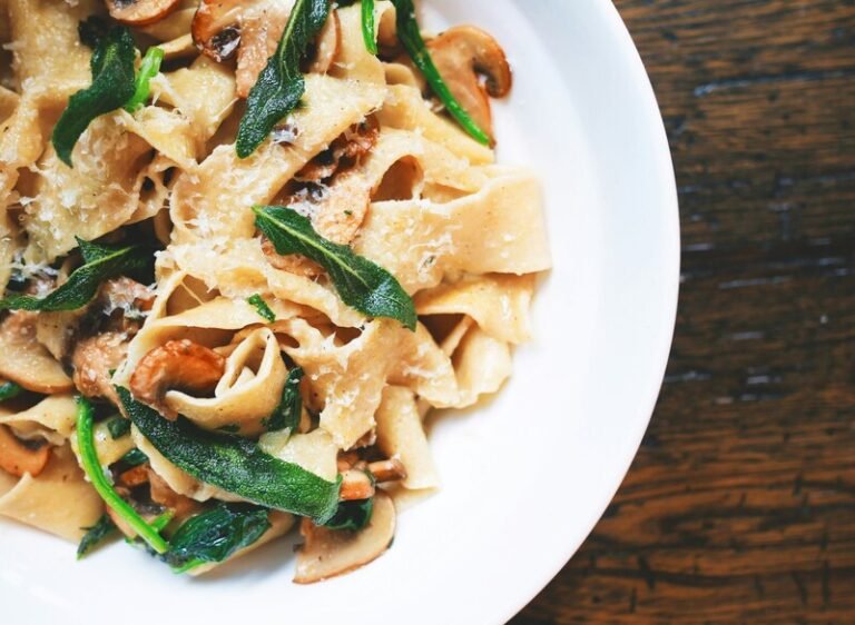 Pasta fresca con formaggio grattugiato e salvia